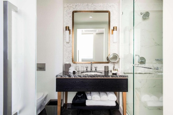 LondonHouse Chicago, Curio Collection by Hilton image 12